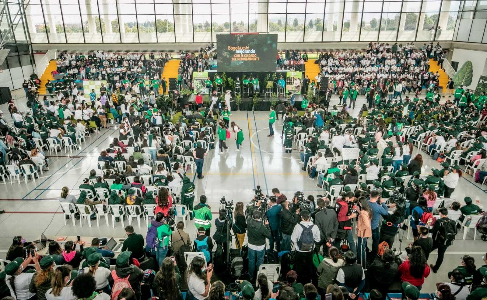 Mujeres en el Coliseo en evento con la Alcadesa Claudia López.