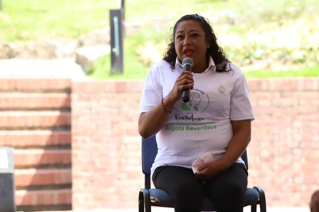 Amanda Rodríguez hablando por micrófono.