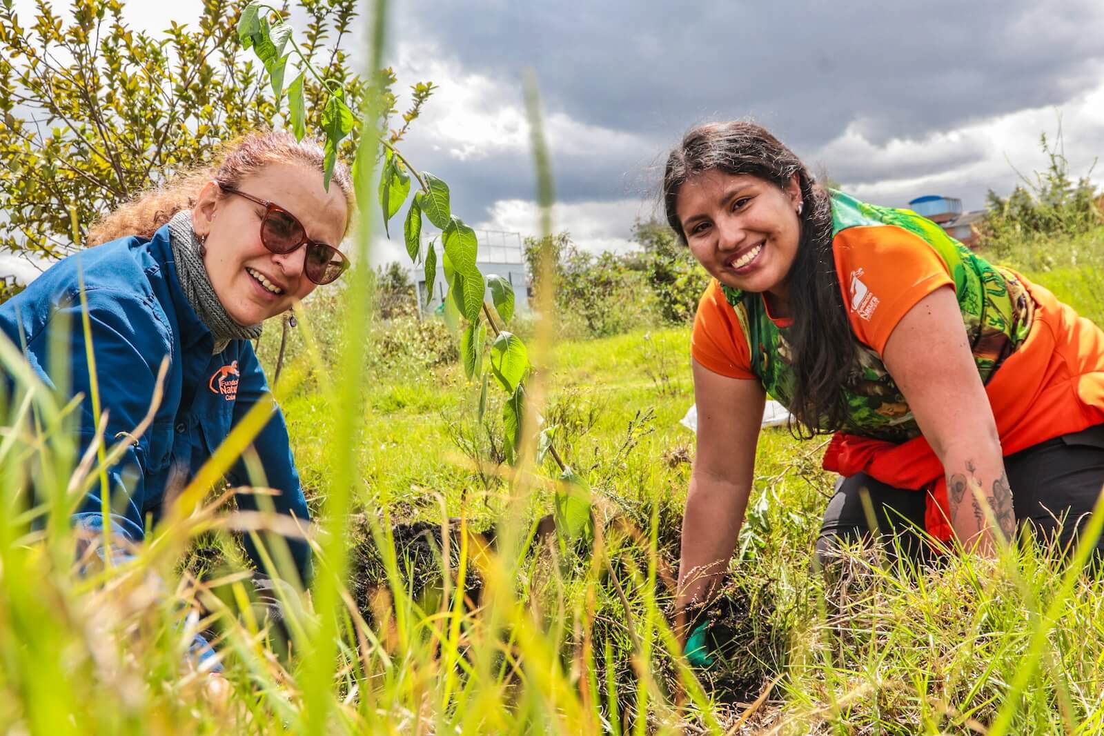 Mujeres participan en plantación Humedal Tibanica - SDA
